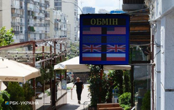 Украинцы возобновили скупку валюты в банках после летнего перерыва