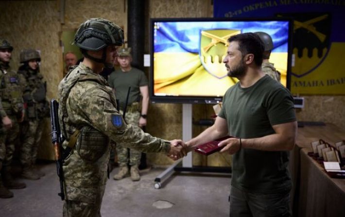 Зеленский посетил украинских военных на Бахмутском направлении