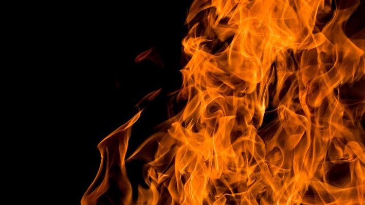 В Мелитополе полыхает пожар в квартире многоэтажного дома (видео)