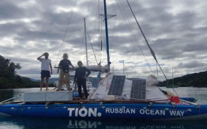 В Тихом океане акула напала на катамаран россиян: в каком состоянии лодка и удалось ли спасти экипаж (фото)