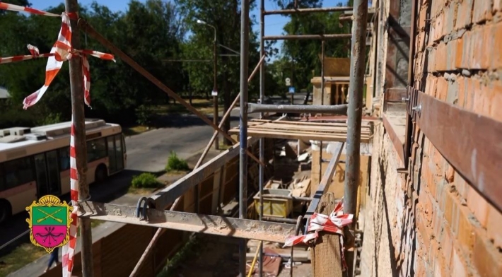 В Запорожье продолжают восстанавливать полуразрушенные многоэтажки