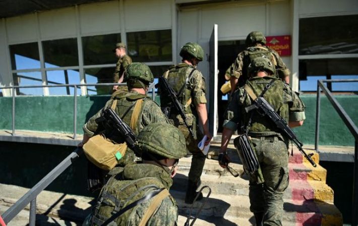 Оккупанты размещают солдат в работающих гражданских объектах, - ЦНС