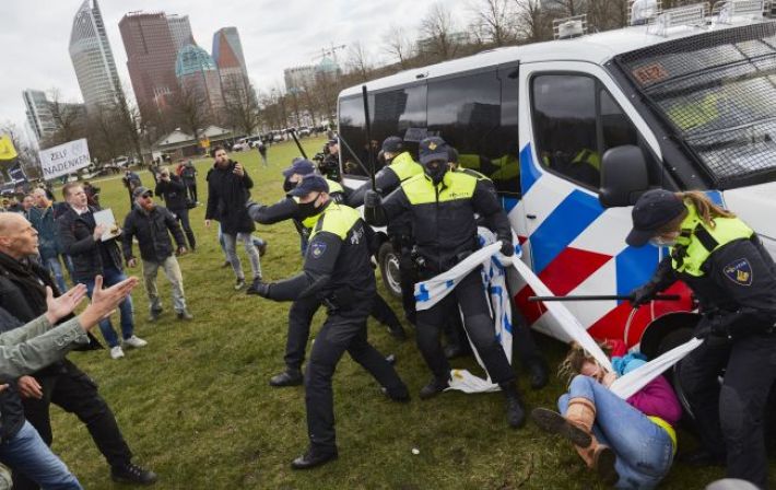 Многотысячный митинг в Нидерландах: полиция задержала еще более 500 человек