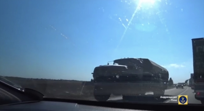 Оккупанты перебрасывают технику из Крыма на Бердянск (видео)
