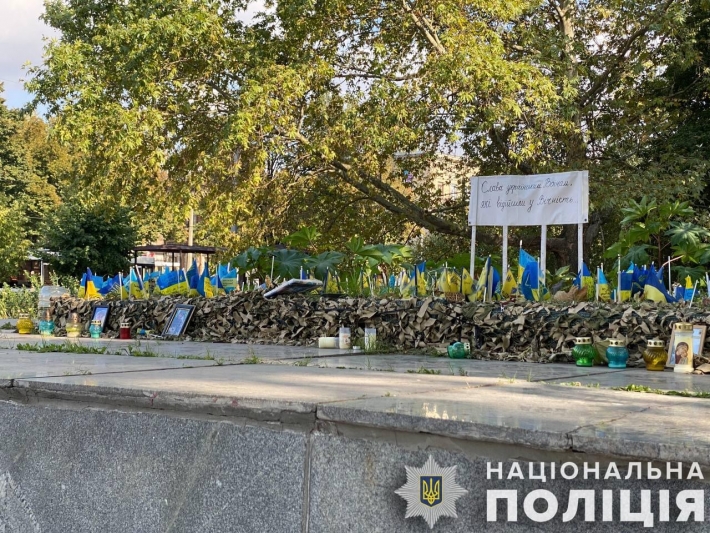 В Запорожье повредили памятное место в честь погибших воинов (фото)
