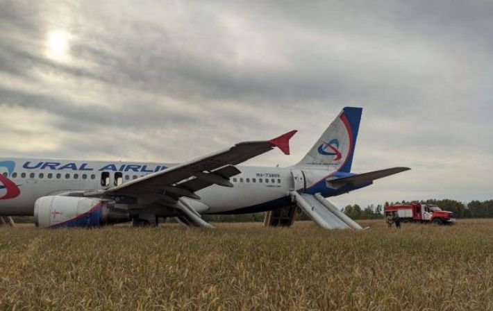 В РФ пассажирский самолет со 170 людьми на борту вынужденно сел в поле