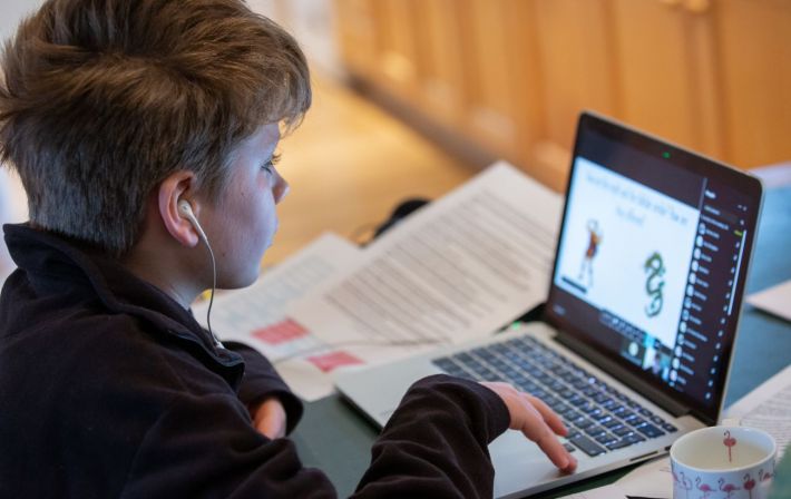 Мелитопольские школьники могут бесплатно получить ноутбук для учебы: кому положено