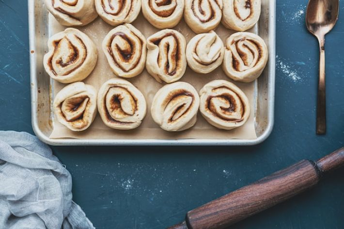 Синнабоны – нежные булочки с корицей и сметанной заливкой: как их приготовить