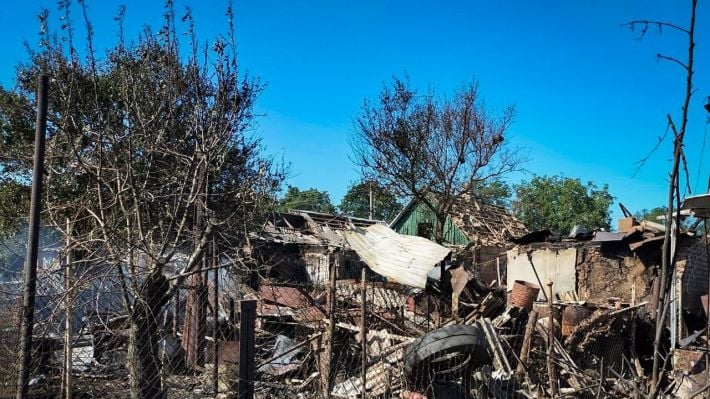 В Запорожской области из-за вражеских обстрелов загорелись пять домов
