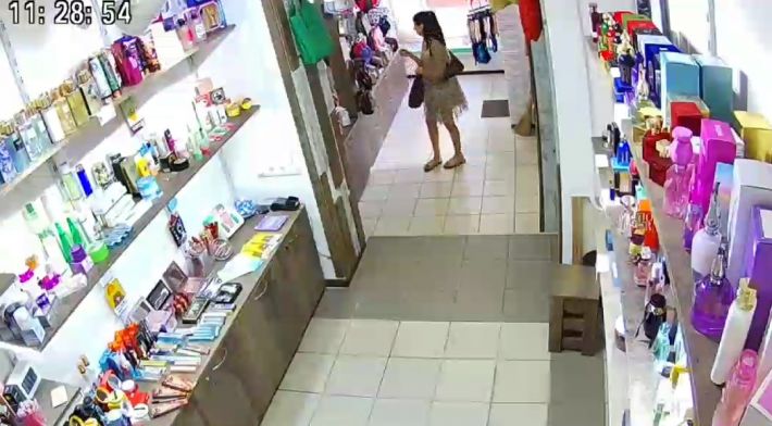 Жительнице Мелитополя пришлось поменять имидж после кражи в магазине (фото)