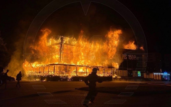 В Санкт-Петербурге вспыхнул масштабный пожар в торговом центре