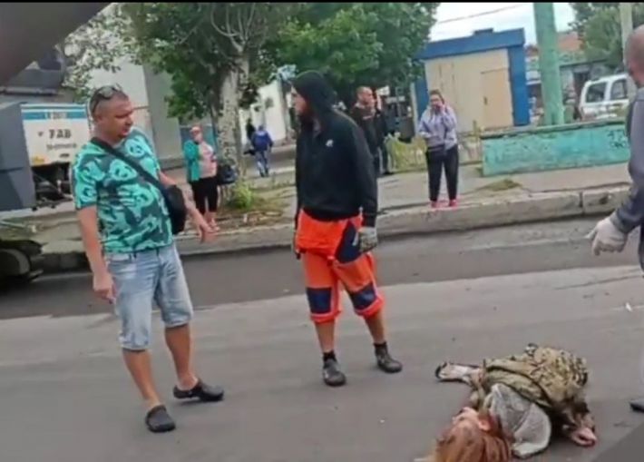 В Бердянске возле автовокзала сбили двух человек (видео)