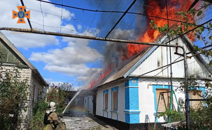 Оккупанты обстреляли Пологовский район: загорелся жилой дом