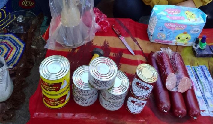 В Мелитополе торгуют памперсами и тушенкой из краденой гуманитарки (фото)