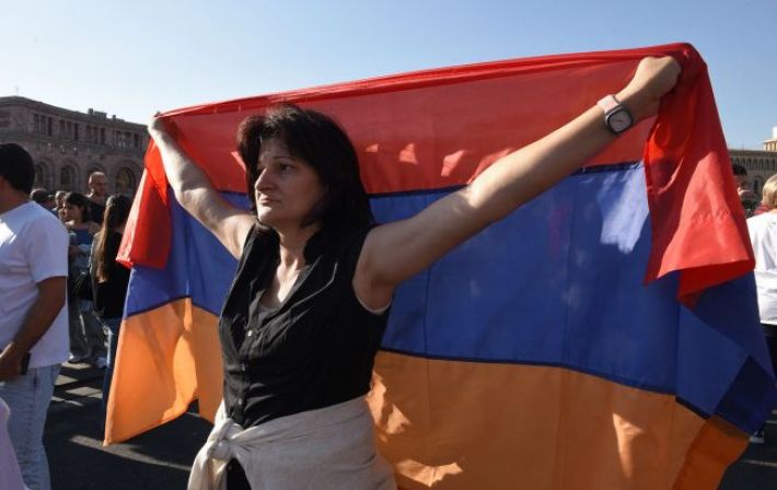 В Ереване люди штурмуют здание правительства после обострения конфликта с Азербайджаном