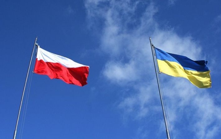 Спор с Польшей: Варшава прекратит помощь украинским беженцам