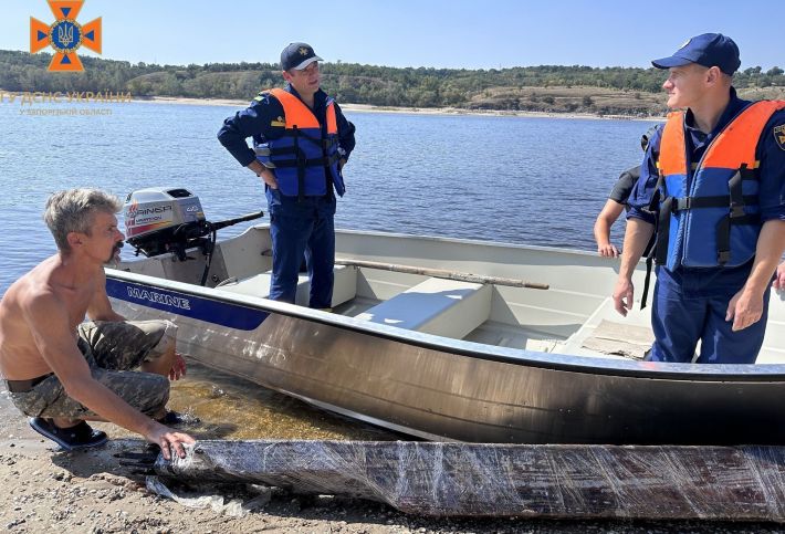 В Запорожье спасатели помогли доставить к берегу фрагменты 300-летних лодок (фото)