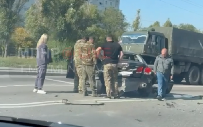 В Луганске грузовик оккупантов раздавил легковушку с людьми – фото