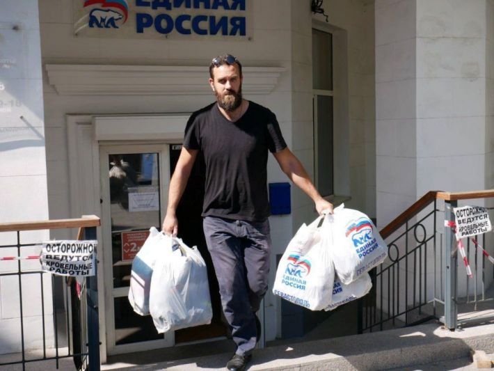 Мы одна большая страна - рашисты засыпали Мелитополь б/у одеждой в "партийных" мешках (фото)