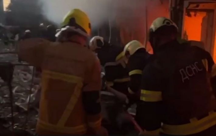Удар по гостинице в Черкассах: из-под завалов спасли человека (видео)