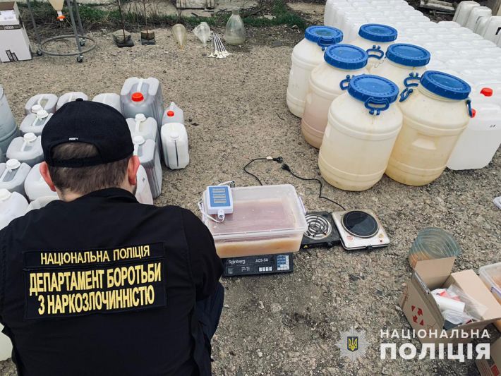 В Запорожской области наркодельцы устроили лабораторию на заброшенной свиноферме. Подробности