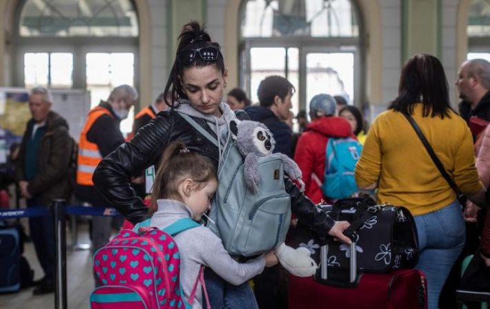 Польша будет вынуждена продлить временную защиту украинским беженцам, - СМИ