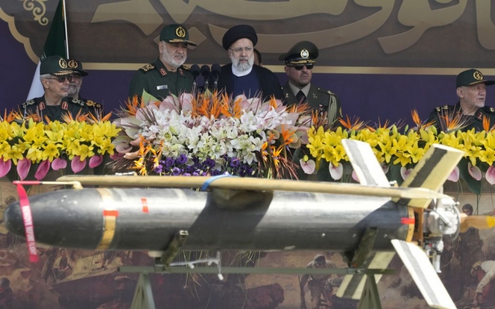 Иран бряцает оружием: на параде показали "самый дальнобойный беспилотник в мире" (видео)