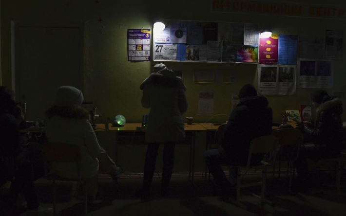 Местные слышали громкий звук и видели яркую вспышку: в Петербурге пропало электричество