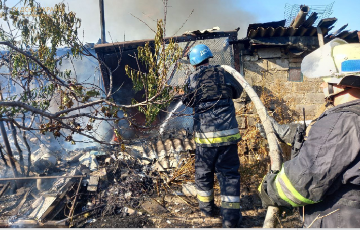 Из-за обстрелов в Запорожской области возникло более десятка пожаров (фото)