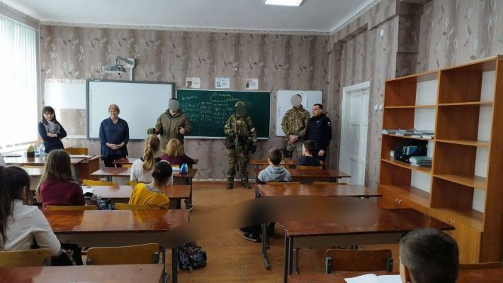 Школярі в Мелітополі дали відсіч окупантам - не встають під гімн рф і ставлять провокаційні запитання (відео)