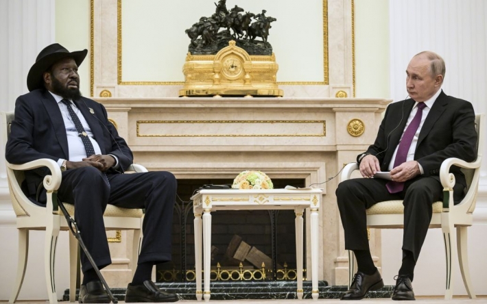 “Заручник” технологій: президент Південного Судану потрапив у конфуз на зустрічі з Путіним