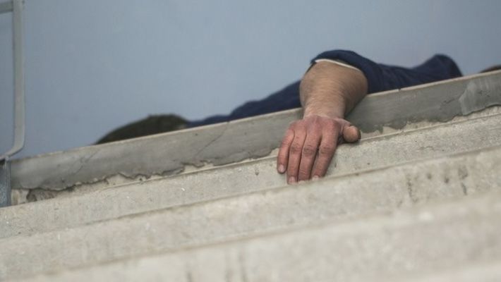 В Мелитополе в подъезде многоэтажки нашли изувеченный труп
