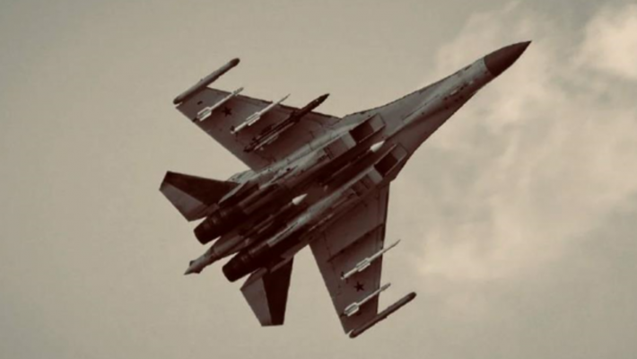 Под Токмаком оккупанты до сих пор стерегут обломки подбитого ими же самими самолета Су-35