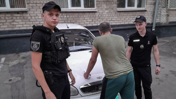 В Запорожье полицейские разоблачили псевдоволонтера, который обманул граждан и совершил кражу (фото)
