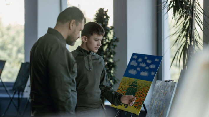 Юный художник из Бердянска подарил министру внутренних дел картину с украинским контрнаступлением (фото)