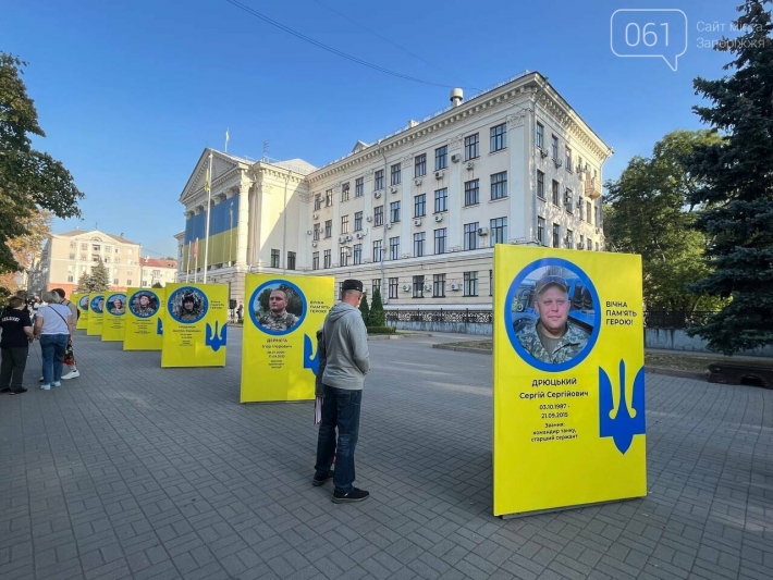 В центре Запорожья в честь погибших защитников установили Аллею Героев (фото)