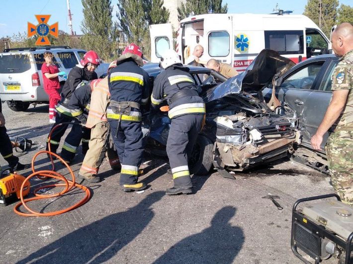 В Запорожском районе столкнулись четыре авто - девушку зажало в машине (фото)