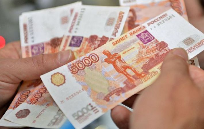 Курс російського рубля знову впав до 100 за долар