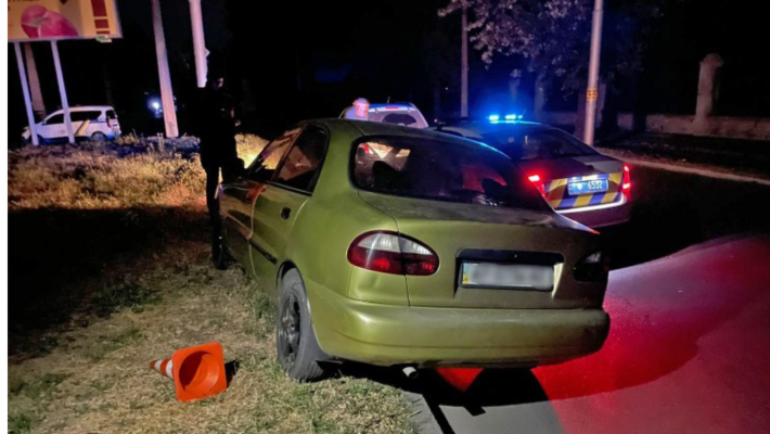 Угнать за 60 секунд: в Запорожье пьяный мужчина пытался украсть машину у водителя такси и побил полицейских