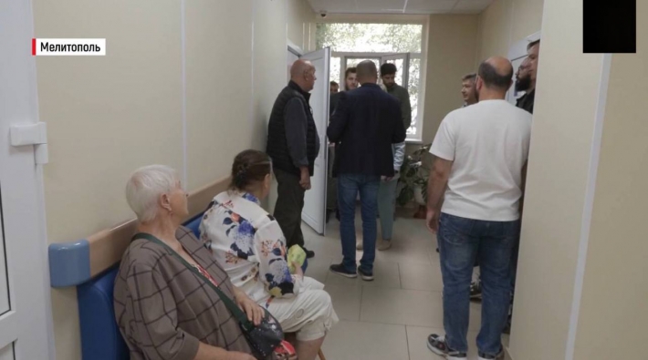 В оккупированном Мелитополе люди по два месяца ждут своей очереди к врачу (видео)