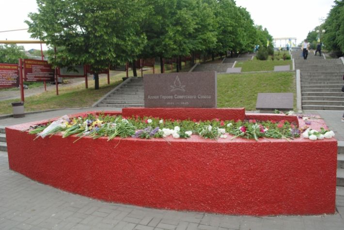 Осквернили, чтоб потом увековечить: оккупанты посягнули на память почетных граждан Мелитополя (фото)
