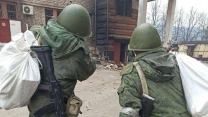 На ВОТ Запорожской области россияне грабят местных и угрожают расправой, - ЦНС