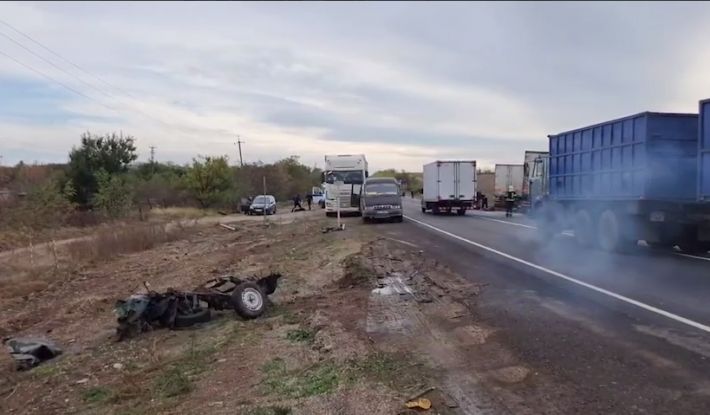 На мелитопольской трассе легковушку разорвало в клочья - трое погибших (видео)