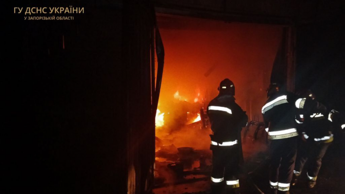 В Запорожском районе из-за короткого замыкания загорелись два гаража
