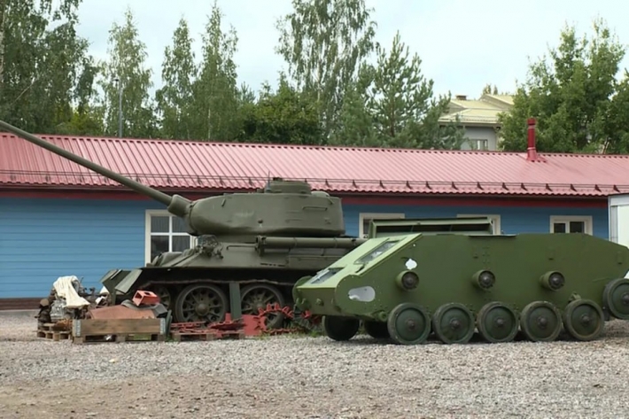 Худо-бедно, но едет: рашисты вернули в Мелитополь снятый с пьедестала танк (видео)