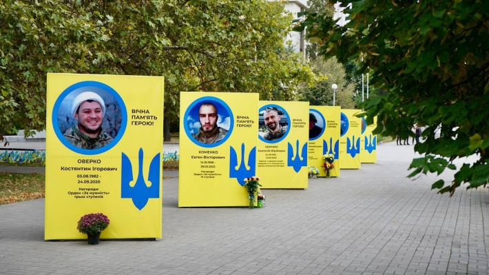 В Запорожье на Аллею Героев добавили новые стенды с портретами погибших бойцов (фото)