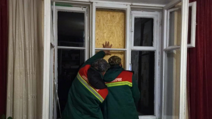 В результате обстрела Запорожья в квартирах горожан повыбивало окна (фото)