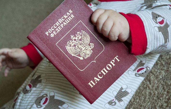 Дали срок до конца октября - в Мелитополе оккупанты принуждают оформлять российские документы детям