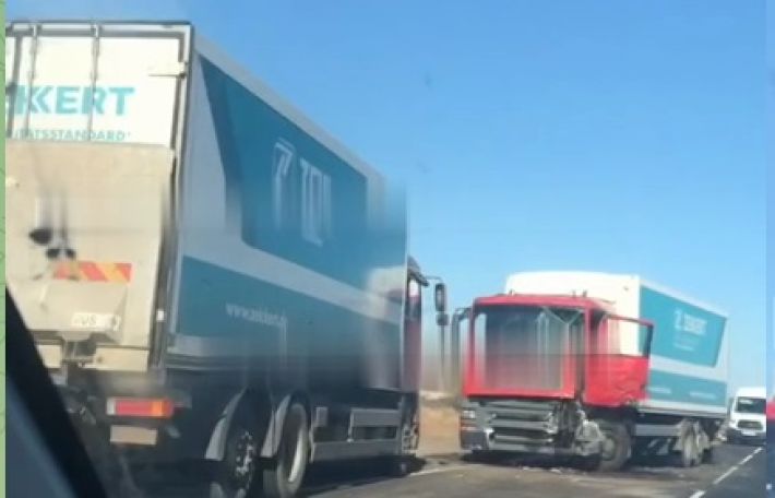 На трассе под Мелитополем серьезное ДТП с участием грузовика (видео)