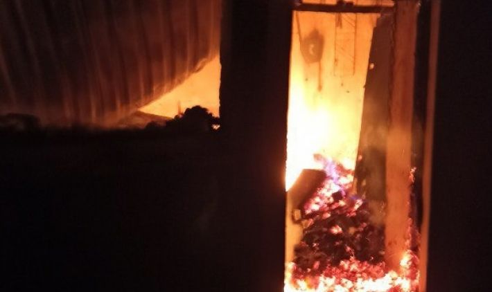 Под Мелитополем сгорел гараж вместе с техникой (фото)